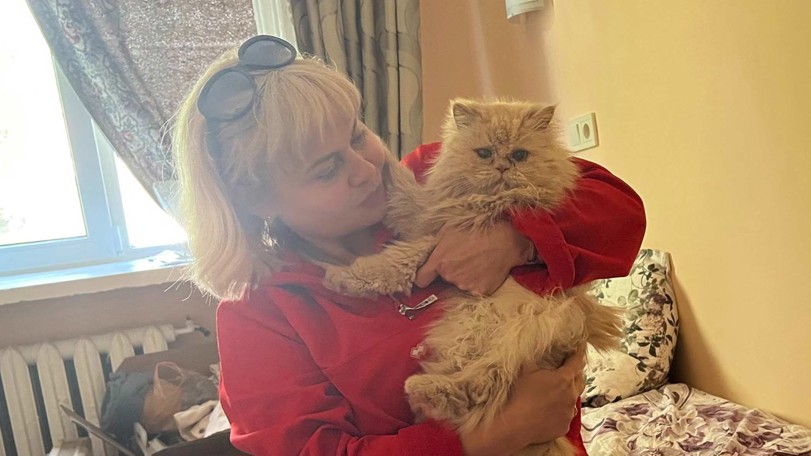 Ludmila har flytt Charkiv och bor nu tillsammans med sin pappa och sin katt på ett tillfälligt boende